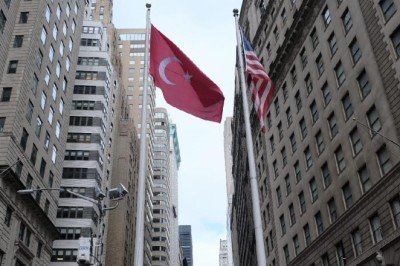 New York'ta Türk bayrağı göndere çekildi