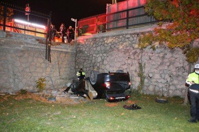 Otomobil 3 metreden okul bahçesine düştü: 2 yaralı