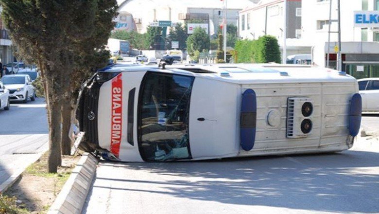 Sancaktepe’de otomobille çarpışan ambulans devrildi