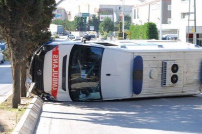 Sancaktepe’de otomobille çarpışan ambulans devrildi