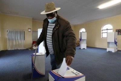 Güney Afrikalı seçmenler sandık başında