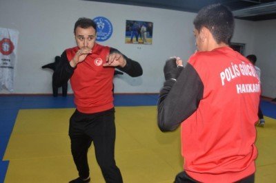 Hakkari'de Polis Gücü Spor Kulübü yüzlerce genci sporla tanıştırdı