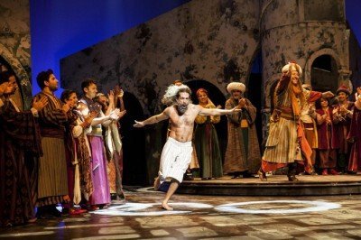 İstanbul Devlet Tiyatrosu, AKM'deki tiyatro sahnesinde perdelerini açtı