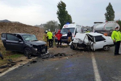 İzmir'de iki araç kafa kafaya çarpıştı: 3 ölü, 3 yaralı