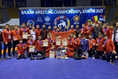 Milli güreşçiler Balkan şampiyonu oldu