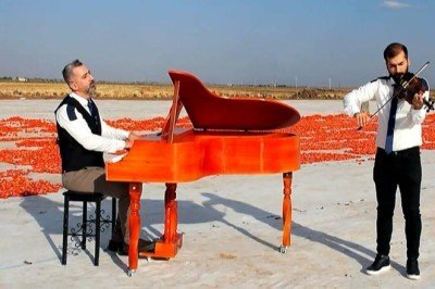 Müzik öğretmenleri domates tarlasında işçilerle klip çekti