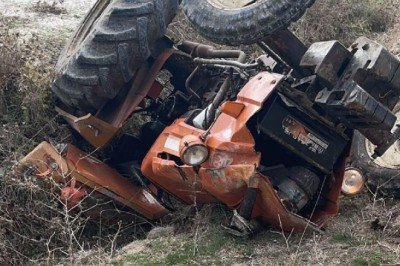 Şarampole yuvarlanan traktörün sürücüsü öldü