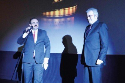 Selçuk Yöntem ödülünü sağlık çalışanlarına adadı