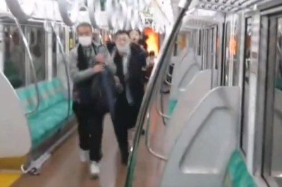 Tokyo'da bıçaklı saldırgan vagonu ateşe verdi: Yaralılar var
