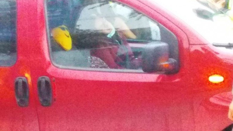 Cevizlibağ'da araç içinde fenalaştı; belediye işçileri camı kırıp kadını kurtardı