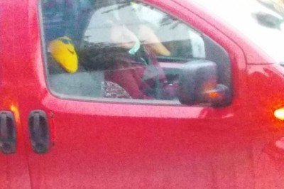 Cevizlibağ'da araç içinde fenalaştı; belediye işçileri camı kırıp kadını kurtardı