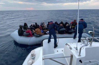 İzmir açıklarında 157 düzensiz göçmen kurtarıldı