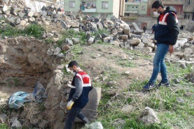 Kaçak kazı yaparken yakalanan 4 kişiye maske cezası