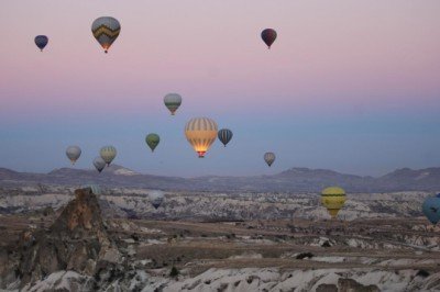 Kapadokya'da balon turlarına rüzgar ve sis engeli
