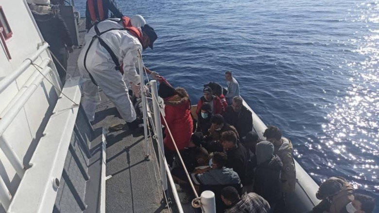 Türk kara sularına itilen 80 düzensiz göçmen kurtarıldı