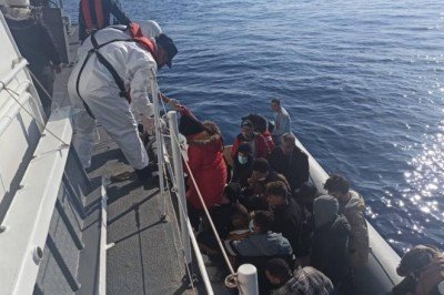 Türk kara sularına itilen 80 düzensiz göçmen kurtarıldı