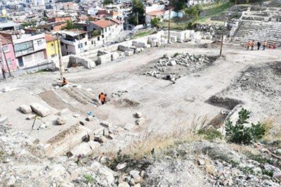 Smyrna Antik Kenti'ndeki tiyatroda 'sanatçı tuvaleti' bulundu