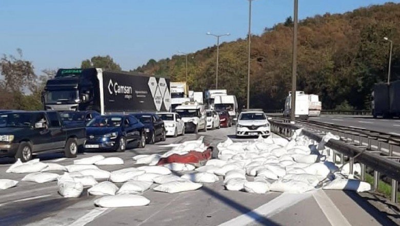 Anadolu Otoyolu'nda şeker yüklü tır devrildi: Ulaşım aksadı