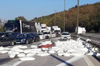 Anadolu Otoyolu'nda şeker yüklü tır devrildi: Ulaşım aksadı