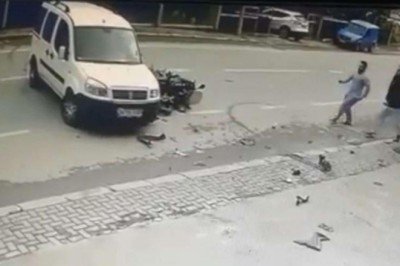 Beykoz'da motosiklet kazası: Aracın camında asılı kaldı