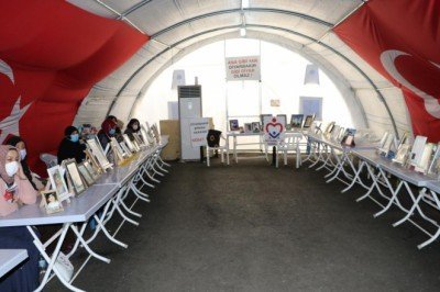 Evlat nöbetindeki bir anne daha evladına kavuştu