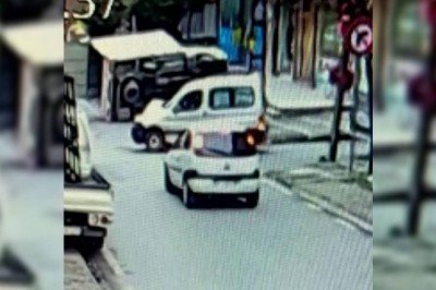 Kamyonet çarpmanın etkisiyle otomobilin üstüne devrildi