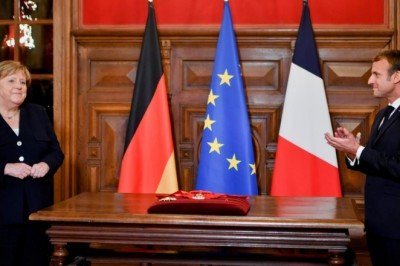 Macron'dan Merkel'e onur nişanı