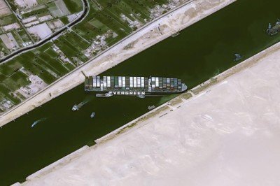 Süveyş Kanalı'ndan geçiş ücreti yüzde 6 arttı