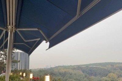 Yemek yerken üzerine tente devrildi