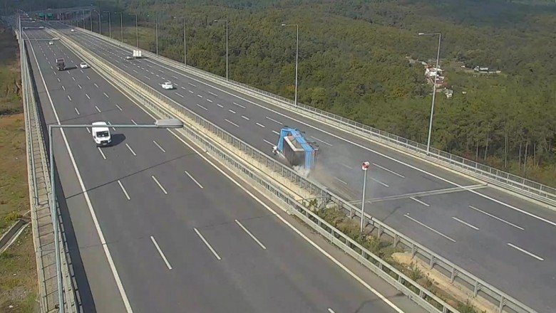 Beton blok yüklü kamyonun otomobilin üstüne devrildiği anlar kamerada