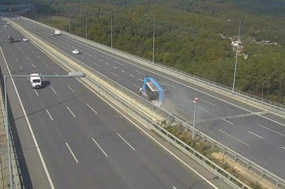 Beton blok yüklü kamyonun otomobilin üstüne devrildiği anlar kamerada