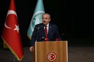 Meclis Başkanı Şentop, Balıkesir Üniversitesinde yeni akademik yılın ilk hukuk dersini verdi