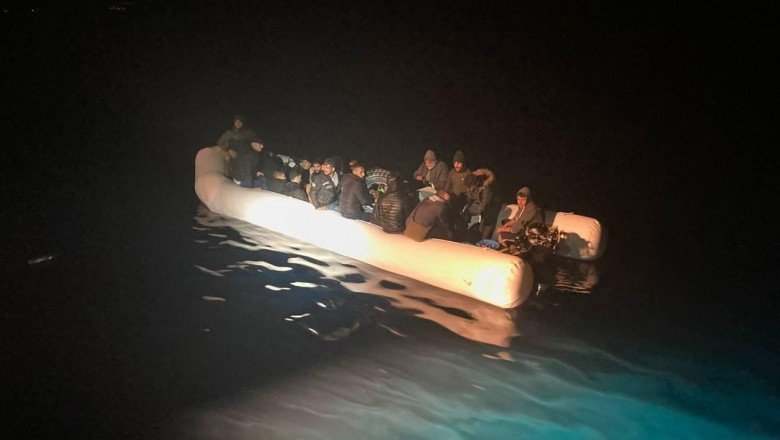 Türk kara sularına itilen 26 düzensiz göçmen kurtarıldı