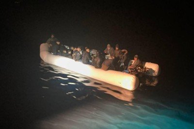 Türk kara sularına itilen 26 düzensiz göçmen kurtarıldı