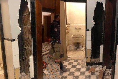 ABDde tiyatro tesisat kanalına sıkışan kişi iki gün sonra kurtarıldı