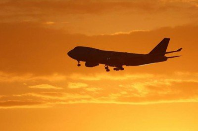 Acil iniş yapan uçaktan inip kaçan Afrikalı yolcular aranıyor