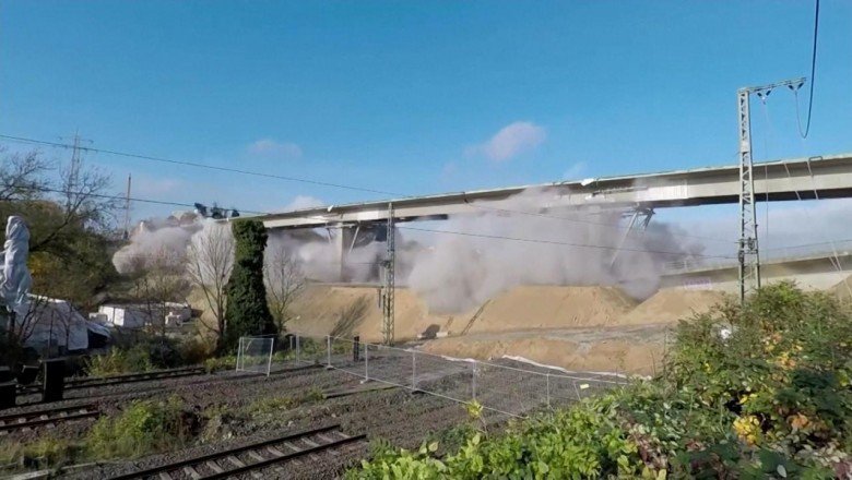 Almanya'da eski bir köprü kontrollü yıkıldı