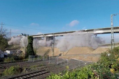 Almanya'da eski bir köprü kontrollü yıkıldı