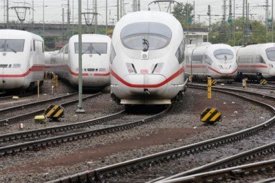 Almanya'da trende bıçaklı saldırı: Yaralılar var