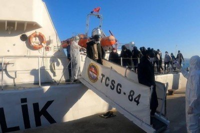 Balıkesir açıklarında 54 düzensiz göçmen kurtarıldı