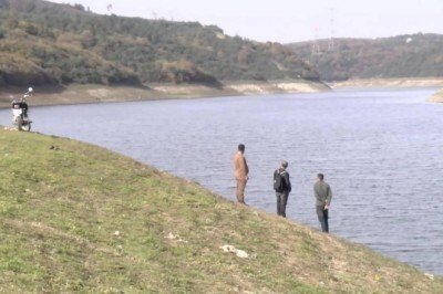 Barajda suya gömülü otomobil paniğe neden oldu