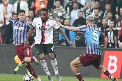 Beşiktaş-Trabzonspor maçında Bakasetas sakatlandı