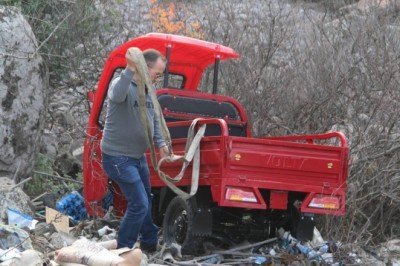 Elektrikli bisiklet şarampole devrildi: 2'si çocuk 4 yaralı