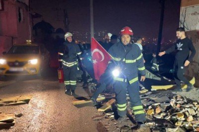İtfaiye ekipleri, Türk bayrağını yerde bırakmadı