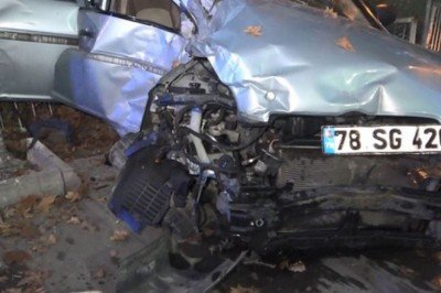 Karabük'te feci kaza: Önce demir bariyere ardından direğe çarptı