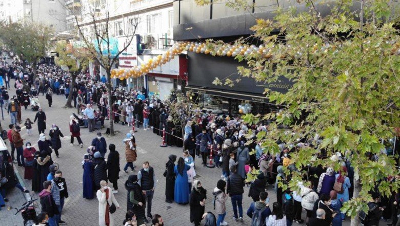 Mağaza açılışında izdiham: Metrelerce kuyruk oluştu