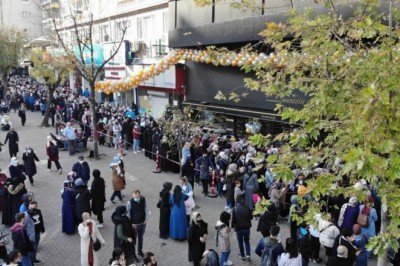 Mağaza açılışında izdiham: Metrelerce kuyruk oluştu