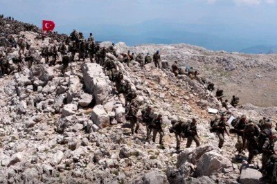 Mehmetçik Komando Marşı eşliğinde Davraz Dağı'na tırmandı