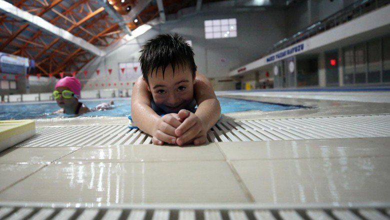 Özel çocuklar engelleri kulaç atarak aşıyor