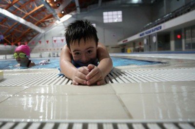 Özel çocuklar engelleri kulaç atarak aşıyor